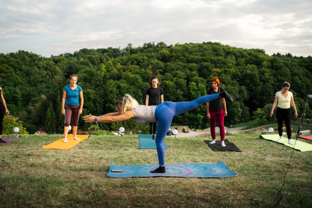 Doživite Vino & Yoga u Vinariji Žnidarić – yogu i meditaciju među trsovima, prirodu, degustaciju nagrađivanih vina i domaće proizvode.