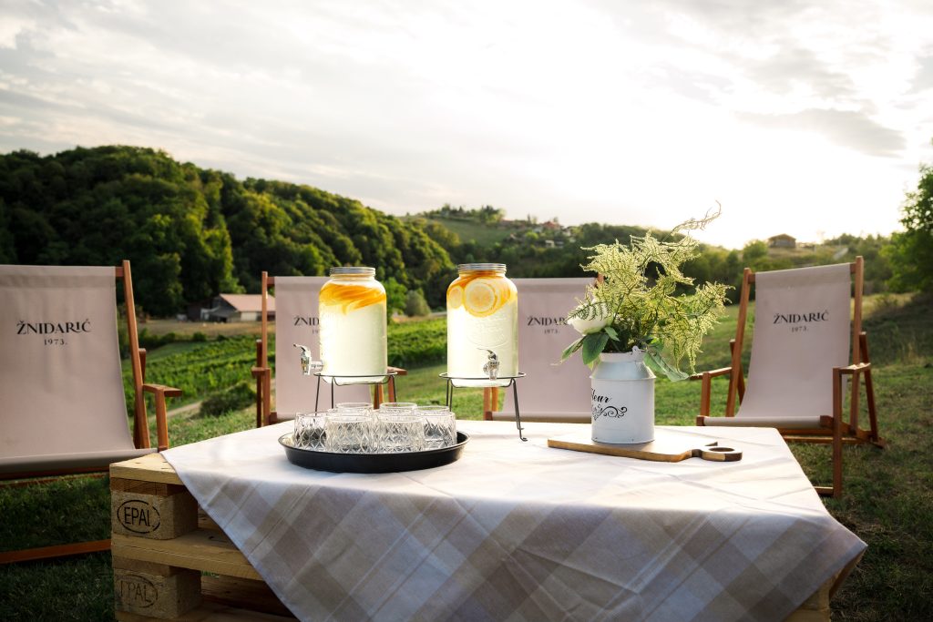 Doživite Vino & Yoga u Vinariji Žnidarić – yogu i meditaciju među trsovima, prirodu, degustaciju nagrađivanih vina i domaće proizvode.