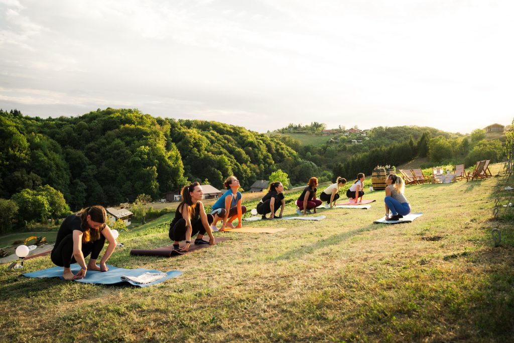 Doživite Vino & Yoga u Vinariji Žnidarić – yogu i meditaciju među trsovima, prirodu, degustaciju nagrađivanih vina i domaće proizvode.