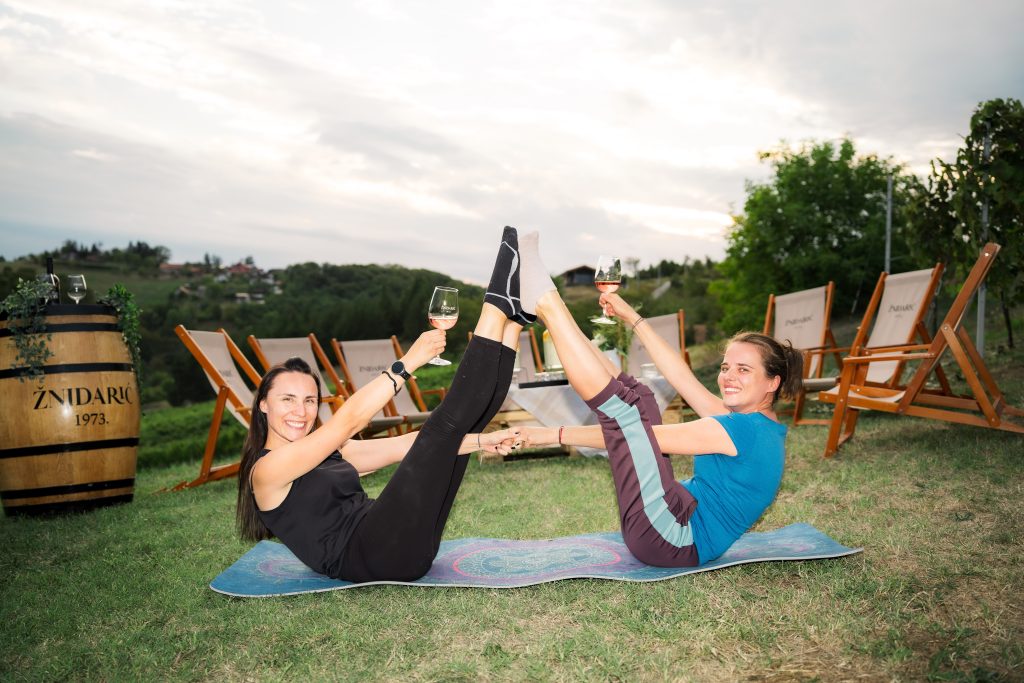 Doživite Vino & Yoga u Vinariji Žnidarić – yogu i meditaciju među trsovima, prirodu, degustaciju nagrađivanih vina i domaće proizvode.