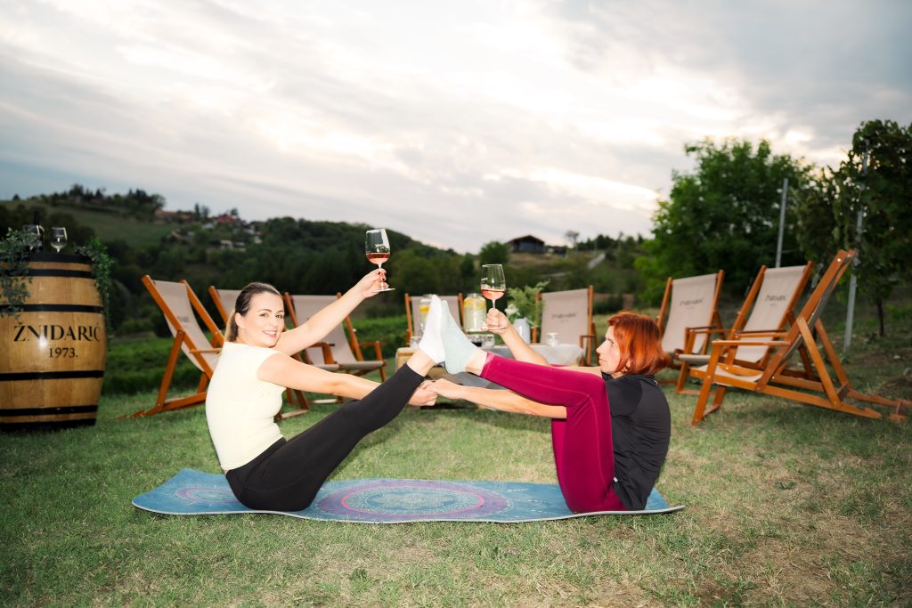 Doživite Vino & Yoga u Vinariji Žnidarić – yogu i meditaciju među trsovima, prirodu, degustaciju nagrađivanih vina i domaće proizvode.