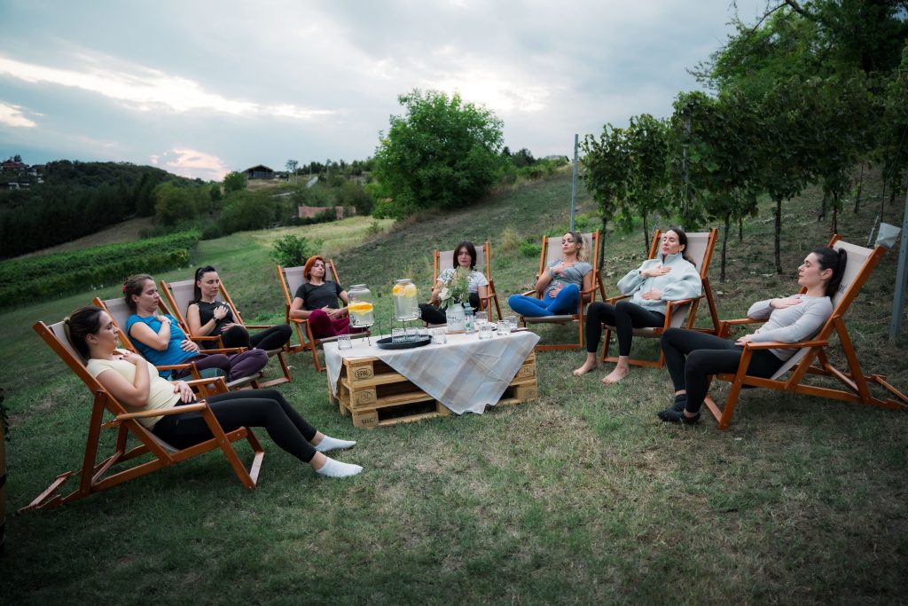 Doživite Vino & Yoga u Vinariji Žnidarić – yogu i meditaciju među trsovima, prirodu, degustaciju nagrađivanih vina i domaće proizvode.