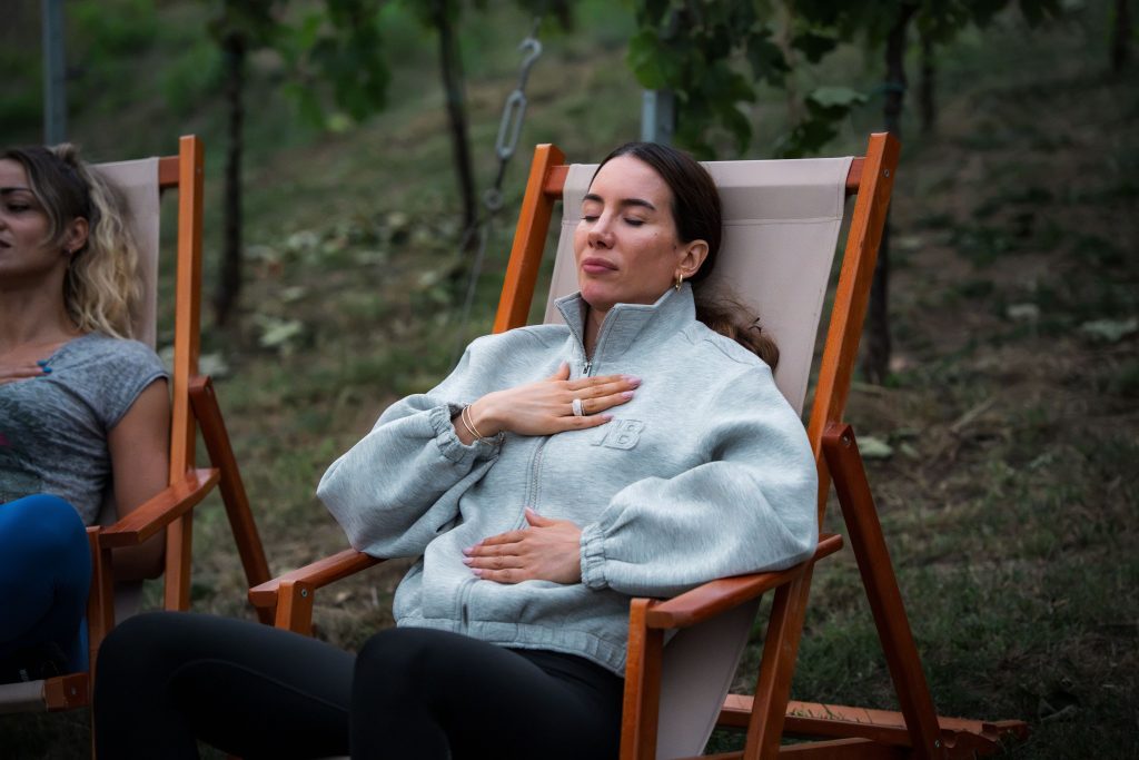 Doživite Vino & Yoga u Vinariji Žnidarić – yogu i meditaciju među trsovima, prirodu, degustaciju nagrađivanih vina i domaće proizvode.