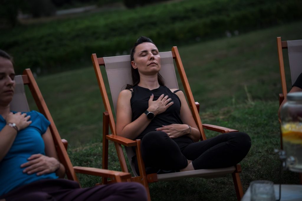 Doživite Vino & Yoga u Vinariji Žnidarić – yogu i meditaciju među trsovima, prirodu, degustaciju nagrađivanih vina i domaće proizvode.