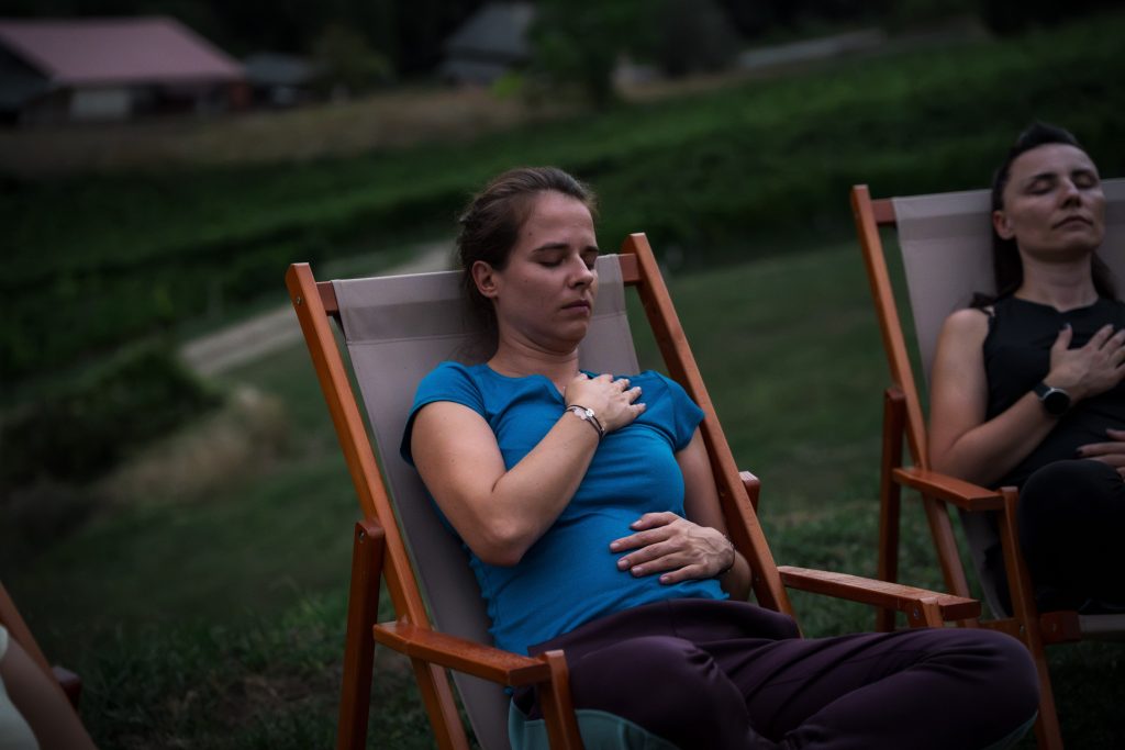 Doživite Vino & Yoga u Vinariji Žnidarić – yogu i meditaciju među trsovima, prirodu, degustaciju nagrađivanih vina i domaće proizvode.
