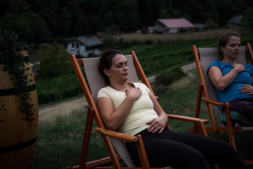 Doživite Vino & Yoga u Vinariji Žnidarić – yogu i meditaciju među trsovima, prirodu, degustaciju nagrađivanih vina i domaće proizvode.
