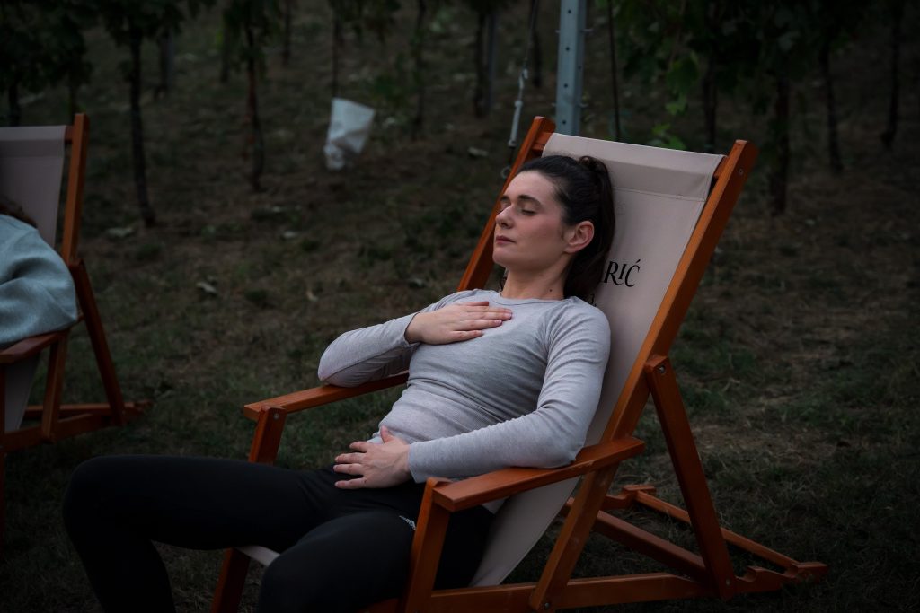 Doživite Vino & Yoga u Vinariji Žnidarić – yogu i meditaciju među trsovima, prirodu, degustaciju nagrađivanih vina i domaće proizvode.