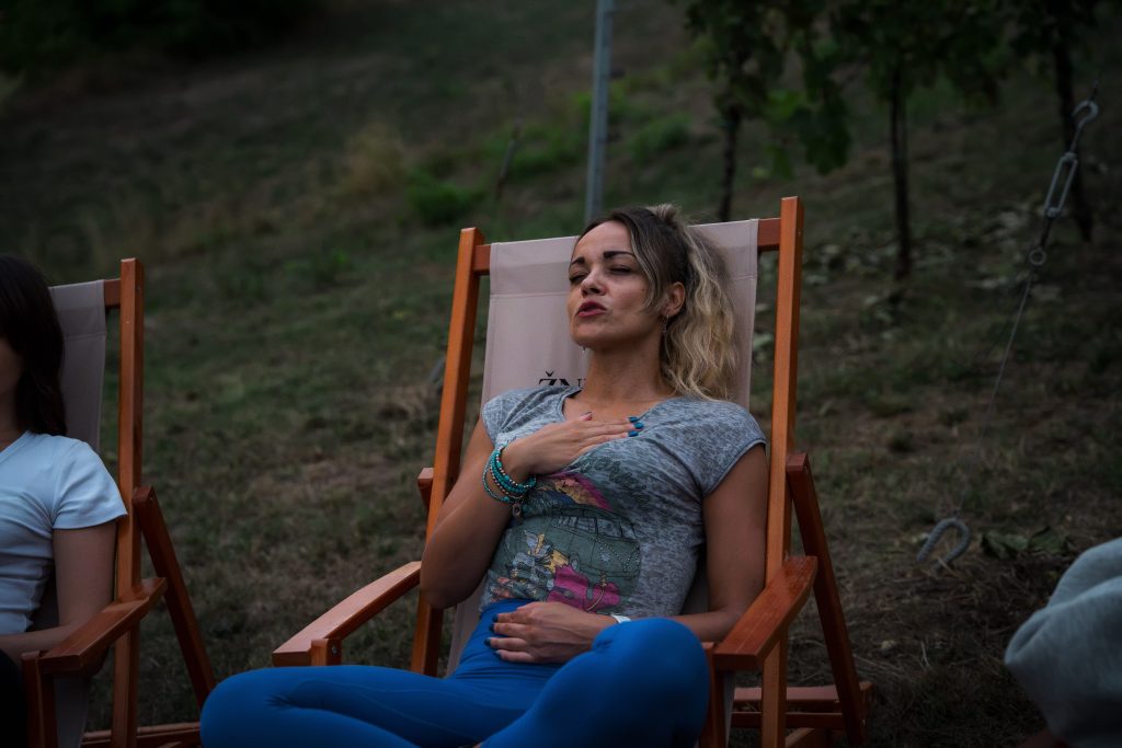Doživite Vino & Yoga u Vinariji Žnidarić – yogu i meditaciju među trsovima, prirodu, degustaciju nagrađivanih vina i domaće proizvode.